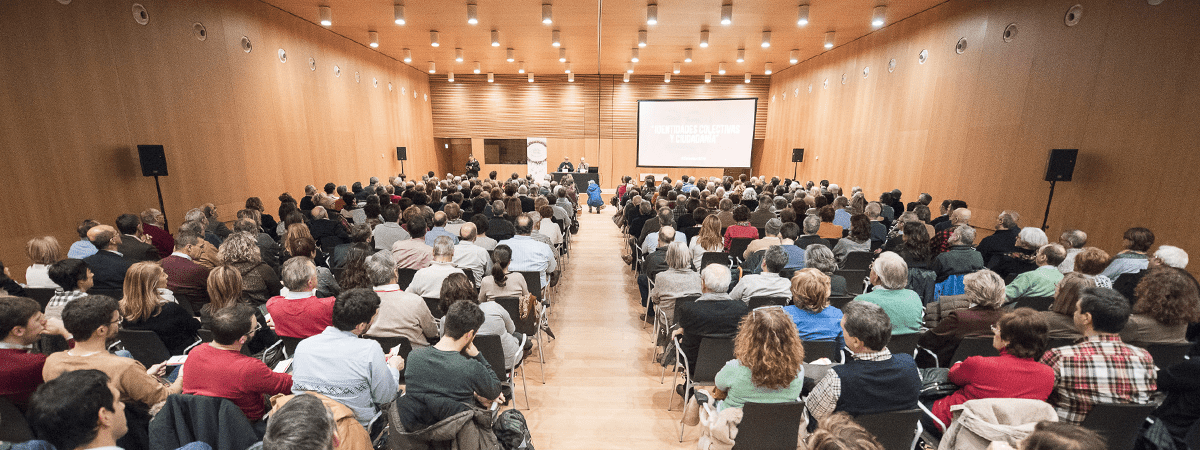 400 personas asisten a la charla-coloquio con Fernando Savater