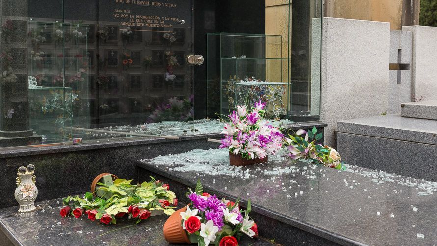 Los “vivos” de entre los vivos recorren el cementerio de Pamplona