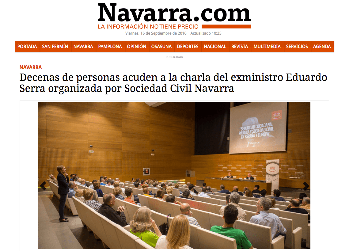 Decenas de personas acuden a la charla del exministro Eduardo Serra organizada por Sociedad Civil Navarra