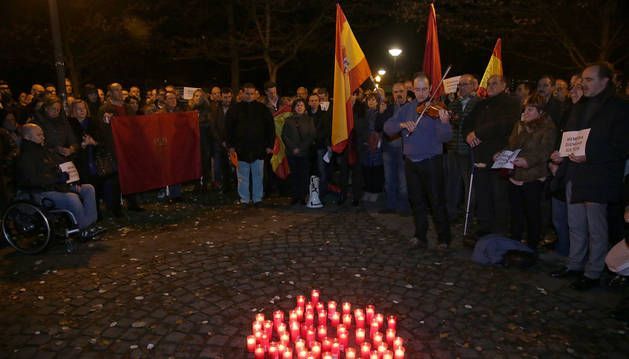 Diario de Navarra: «Más de 200 personas recordaron las víctimas de ETA en Pamplona»