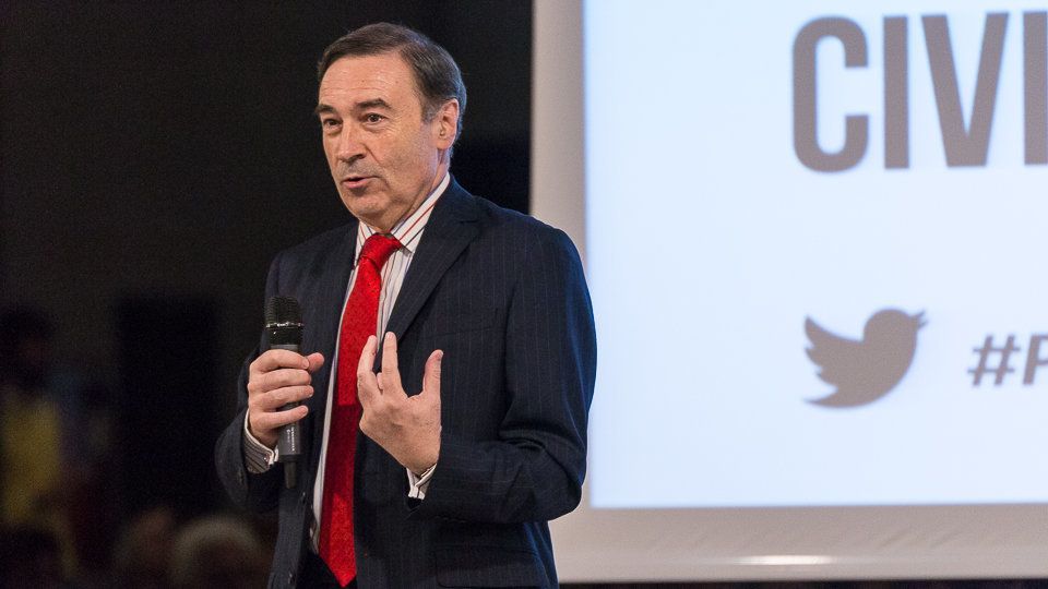 Medio millar de personas acuden a la charla de Pedro J. Ramírez organizada por Sociedad Civil Navarra