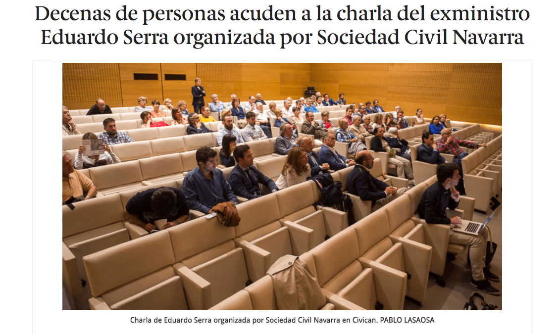 Decenas de personas acuden a la charla del exministro Eduardo Serra organizada por Sociedad Civil Navarra