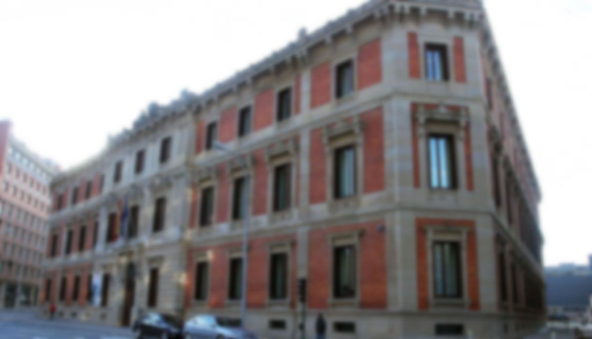 El Parlamento de Navarra acuerda volver a colocar la bandera de la Unión Europea