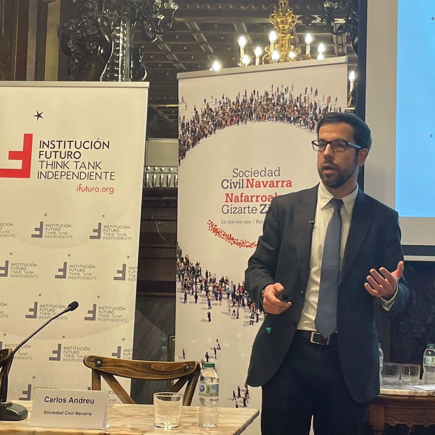 Resumen de la conferencia de Juan Mora-Sanguinetti