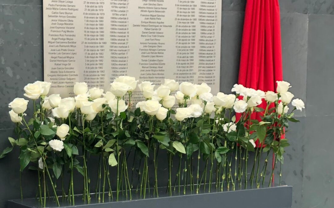 Placa por las víctimas del terrorismo de ETA en el Parlamento de Navarra